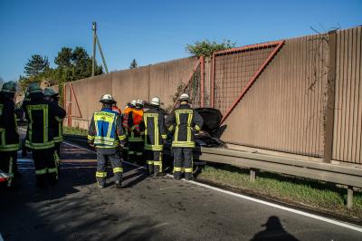 Deisslingen:  Schwerer Verkehrsunfall 20 Jaehriger kracht zwischen Leitplanke und Laermschutzwand 